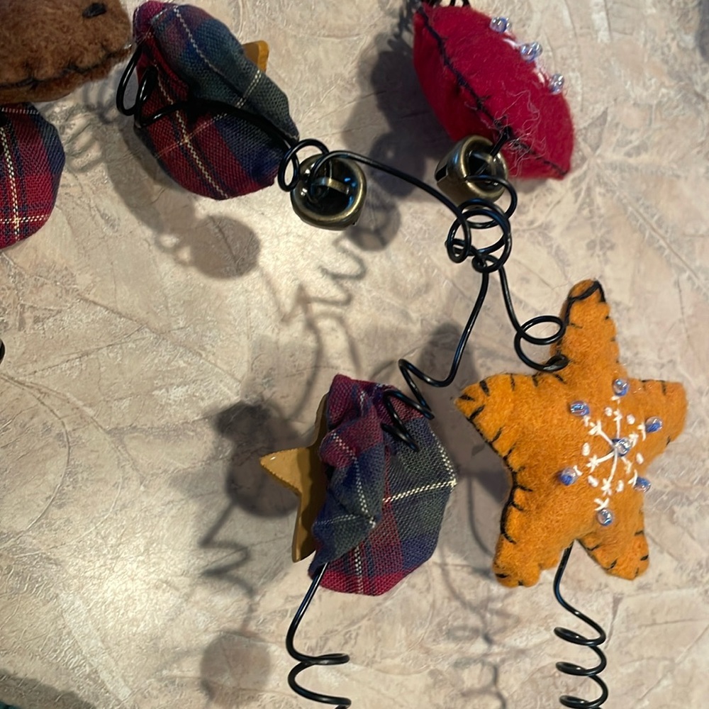 Cute vintage wire garland for the holidays!